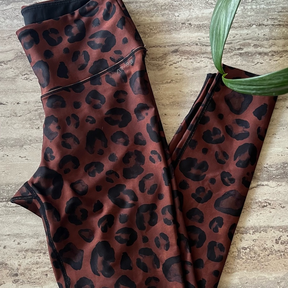 AR-33 Leopard Print Leggings NEW
